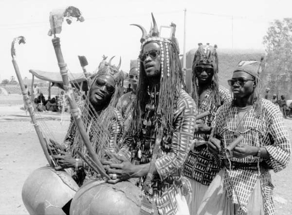 musicians with harps and scrapers - photograph by E. den Otter